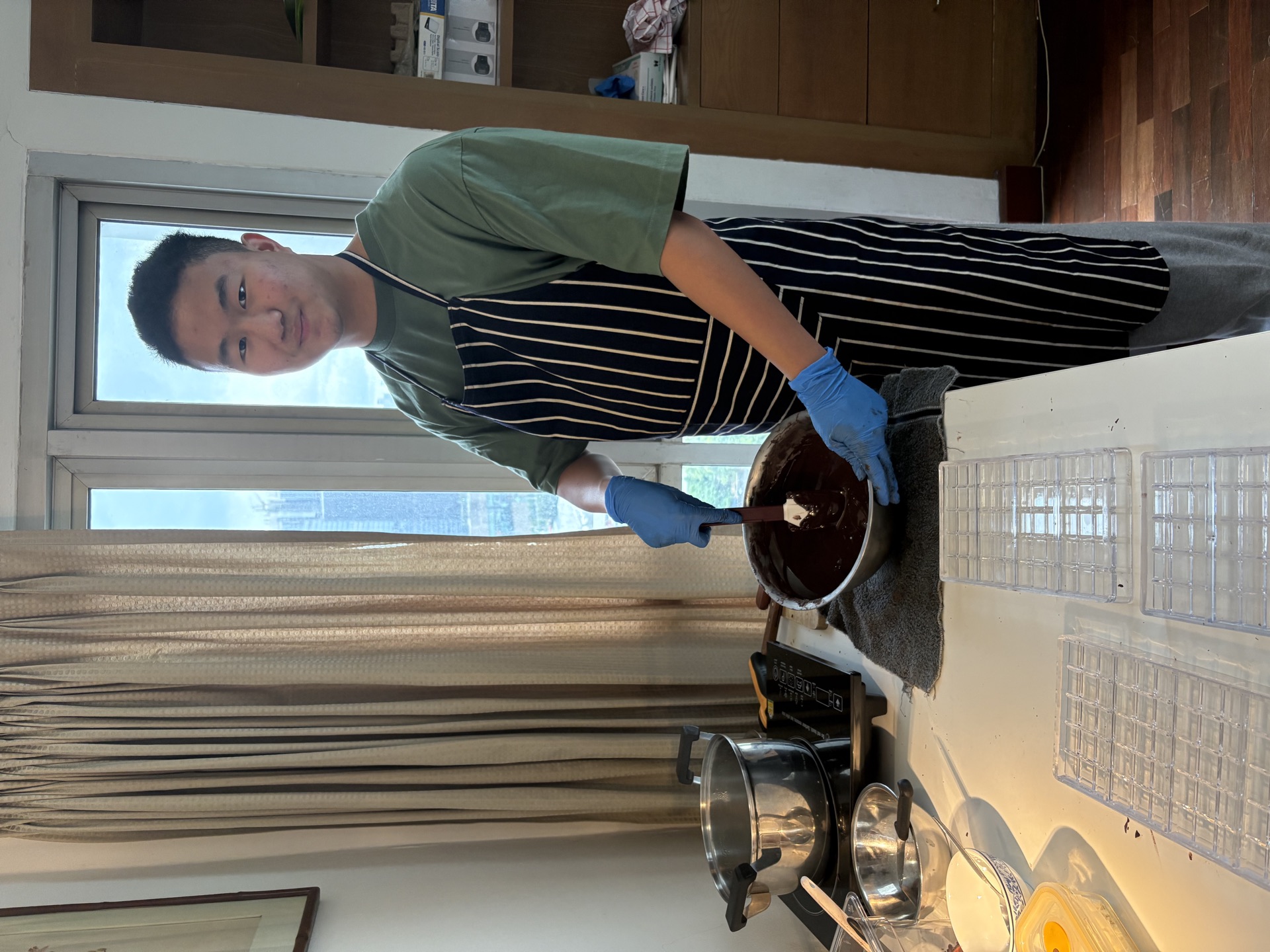 Making chocolate by hand
